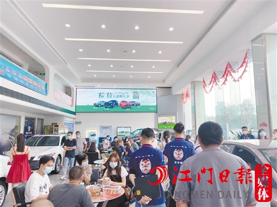 端午節(jié)假期期間，新政策的實(shí)施吸引了許多消費(fèi)者到4S店看車、買車。