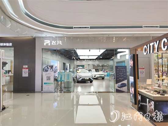 不少汽車品牌直接把店開到商場(chǎng)。
