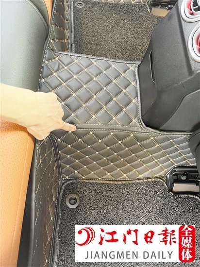 車內(nèi)的一些裝飾品如地毯也容易產(chǎn)生異味。