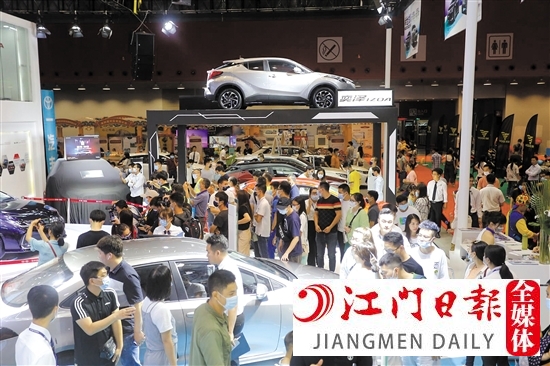 本報往年舉辦的大型車展，吸引大批市民。