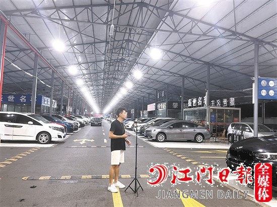 室內(nèi)燈火通明的背后，是二手車行銷售人員在忙碌直播。
