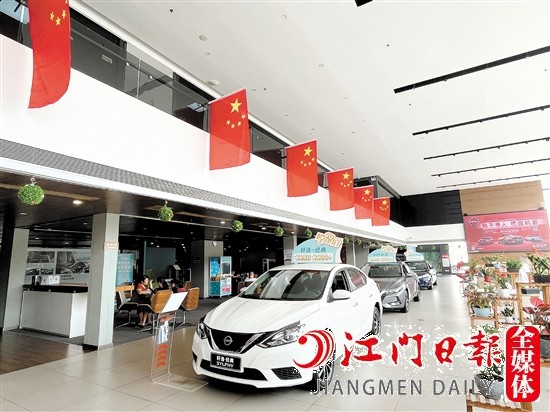 部分汽車4S店掛上國旗，為即將到來的“十一”假期預(yù)熱。