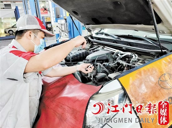 維修人員為車(chē)主的愛(ài)車(chē)進(jìn)行檢查。