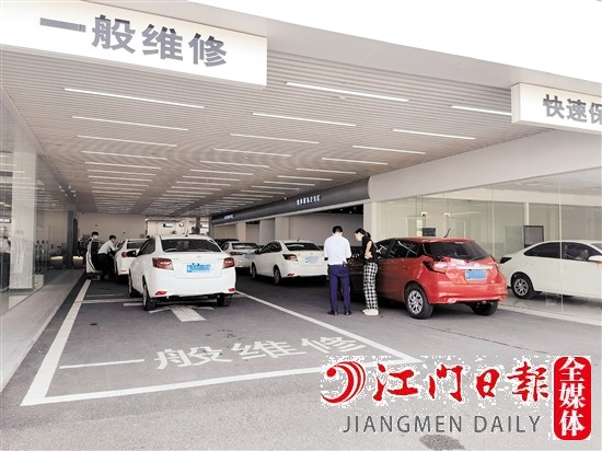 市區(qū)多家4S店出現(xiàn)車(chē)輛扎堆排隊(duì)等候檢修、保養(yǎng)的情況。