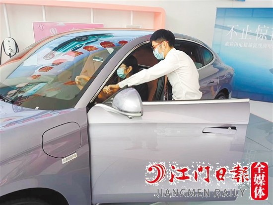 讓利的新能源汽車吸引消費(fèi)者目光。