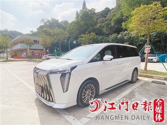 傳祺M8宗師系列雙擎御尊版外觀很霸氣。