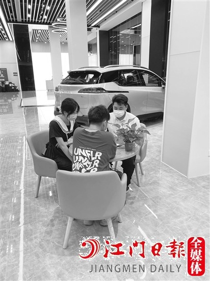 消費(fèi)者在購車時(shí)，應(yīng)要求經(jīng)營者對(duì)車輛作出真實(shí)全面的介紹。