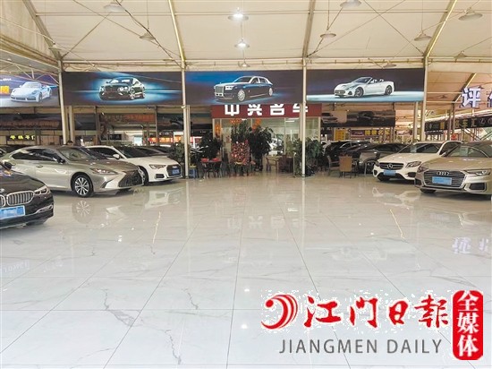 不少二手車行銷售展廳空出一大片。