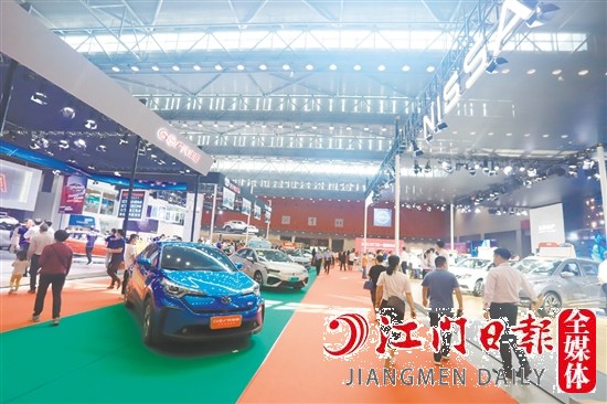 為方便消費(fèi)者貨比三家，春季車展組委會(huì)將把往屆的新能源汽車展區(qū)升級(jí)為新能源汽車展館。圖為2021年“五一”車展新能源汽車展區(qū)。