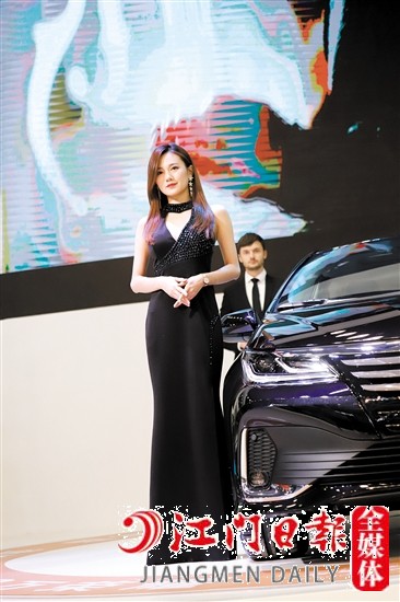 車(chē)展現(xiàn)場(chǎng)少不了香車(chē)美女。