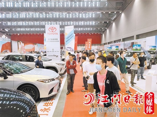 車展現(xiàn)場人氣旺。