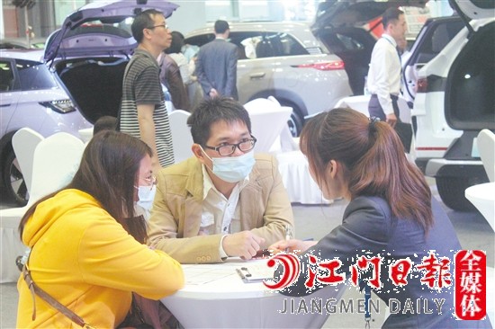 現(xiàn)場良好的氛圍吸引消費(fèi)者下單購車。