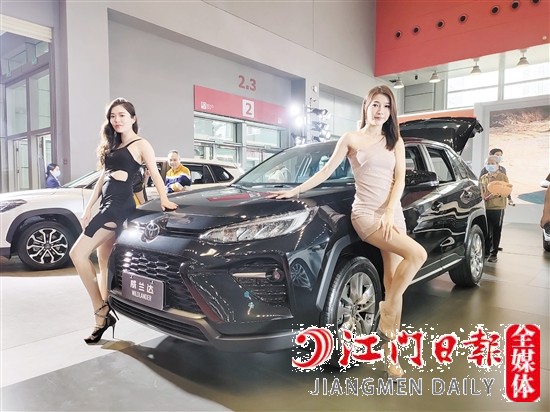 香車美女吸引眾多市民目光。