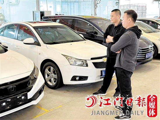 降價潮下，部分準備購買二手車的市民持觀望態(tài)度。