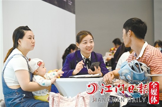 消費(fèi)者現(xiàn)場(chǎng)向銷(xiāo)售人員咨詢(xún)購(gòu)車(chē)相關(guān)情況。