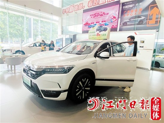 “國六a”車型吸引消費(fèi)者目光。