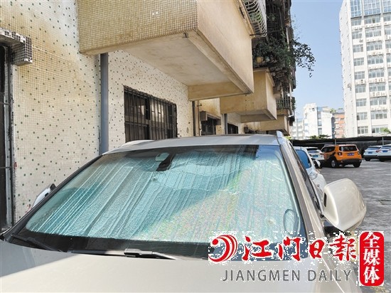 在前后擋風玻璃處放置遮陽板，可防止陽光直射,使車內(nèi)溫度升高。