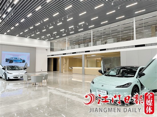 昊鉑中心江門(mén)蓬江店展廳寬敞明亮。