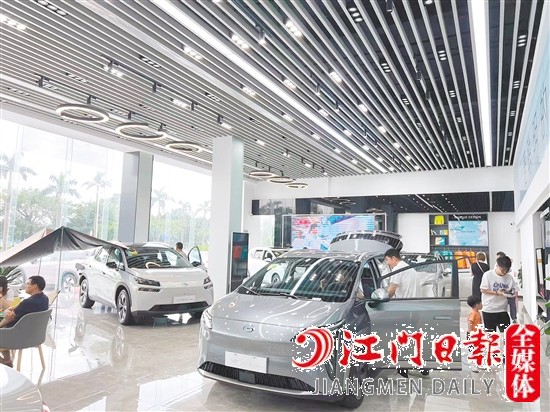 近年來(lái)，新能源汽車越來(lái)越受消費(fèi)者歡迎。