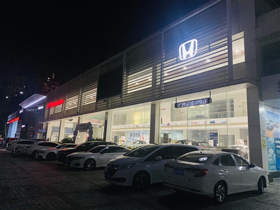 我市多家新車經(jīng)銷商將營業(yè)時間延長至晚上。