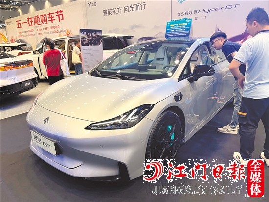 憑借帥氣的外形，轎跑牢牢吸引年輕消費(fèi)者的目光。