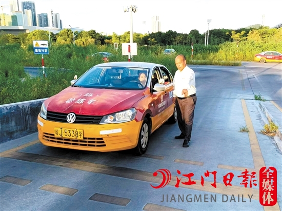 教練在教學(xué)生學(xué)車。