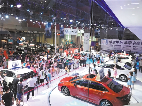 “十一”車展以規(guī)模大、規(guī)格高而著稱。圖為往屆“十一”車展現(xiàn)場(chǎng)。