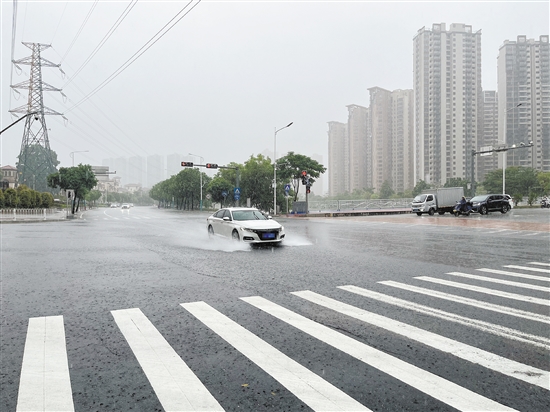 暴雨天行車時(shí)需注意減速慢行。
