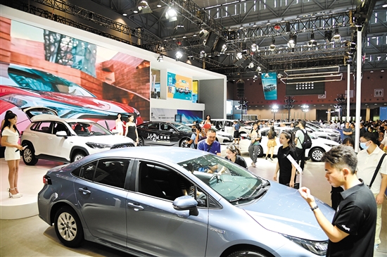 中秋國(guó)慶車展期間，吸引不少消費(fèi)者看車、購(gòu)車。