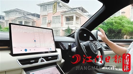 新車內(nèi)飾進(jìn)行了全新設(shè)計(jì)，比起老款車型更具豪華感。