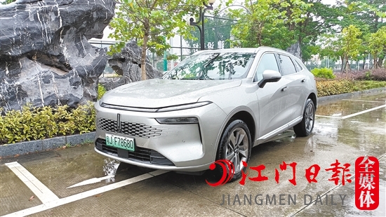 新摩卡DHT-PHEV對(duì)前臉進(jìn)行了重新打造，整體輪廓大氣優(yōu)美。