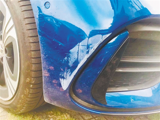 為防止愛(ài)車(chē)被人剮蹭，停車(chē)時(shí)，盡量停放在有管理員或者收費(fèi)的正規(guī)停車(chē)場(chǎng)。
