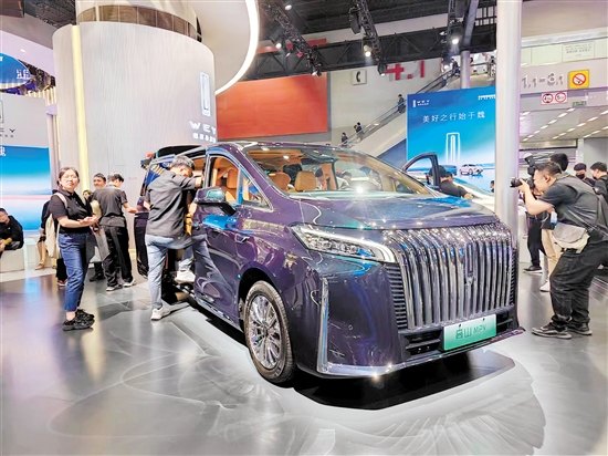 車展現(xiàn)場，亮相的新能源MPV非常多。