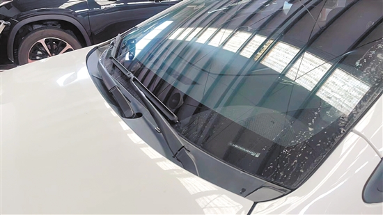 車架號可在汽車前擋風(fēng)玻璃左下角找到。