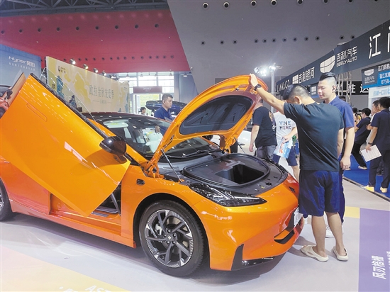 新能源汽車大多配備駕駛輔助功能，受到消費者青睞。