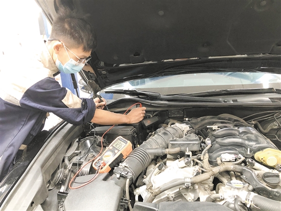 定期檢查車輛的線路是否老化、破裂，避免車輛自燃。