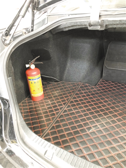 車內(nèi)要配備有效滅火器，并注意檢查是否超過使用年限。