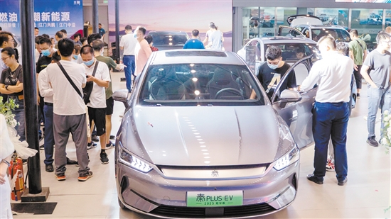 新能源汽車頗受消費(fèi)者青睞。