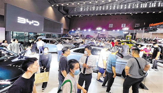 憑著主推新能源汽車，自主品牌吸引眾多市民目光。