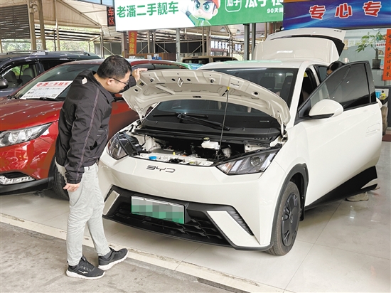 新車降價(jià)，二手新能源汽車吸引許多消費(fèi)者目光。