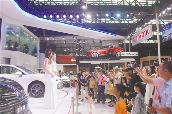 回顧歷屆“五一”車展，上市新車都會(huì)吸引許多消費(fèi)者目光。