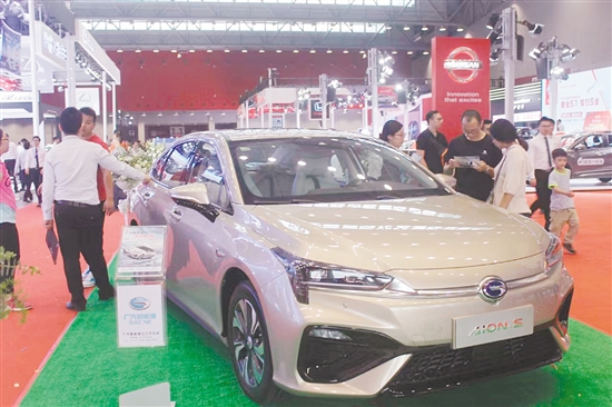 很多消費(fèi)者在“五一”車展上買到了心儀的靚車。