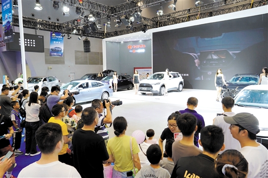 往屆車展的車模、靚車總能吸引攝影發(fā)燒友的“長槍短炮”。