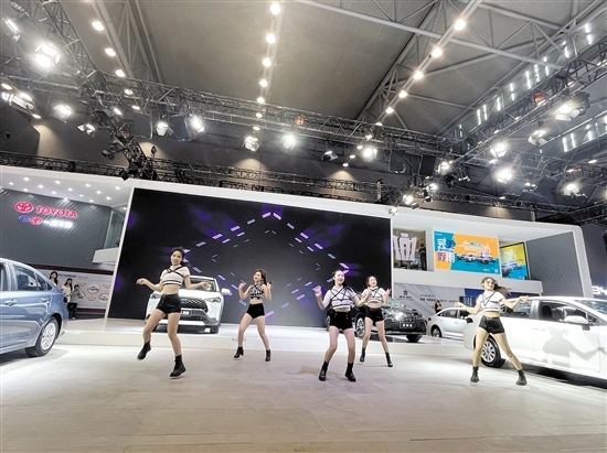 “五一”車展期間，高科技展具與精彩表演將共同呈現(xiàn)。