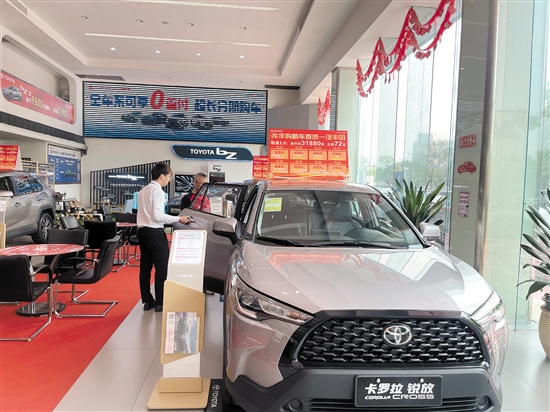 不少汽車經(jīng)銷商推出零首付購(gòu)車方案。