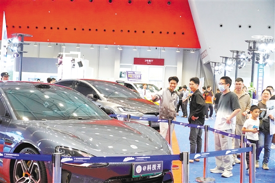 眾多新車現(xiàn)場亮相。