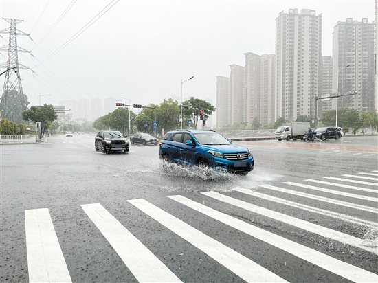 雨天行車，雨水會阻礙駕駛人的視線，要注意減速慢行。