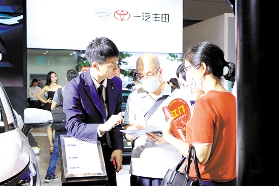 “五一”車展期間，購車客戶就非常關(guān)心補(bǔ)貼問題。