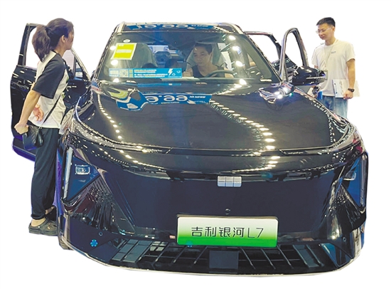 以舊換新政策的出臺，吸引不少消費(fèi)者前往4S店看車、買車。