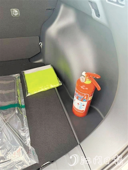 車(chē)內(nèi)要配備有效滅火器。